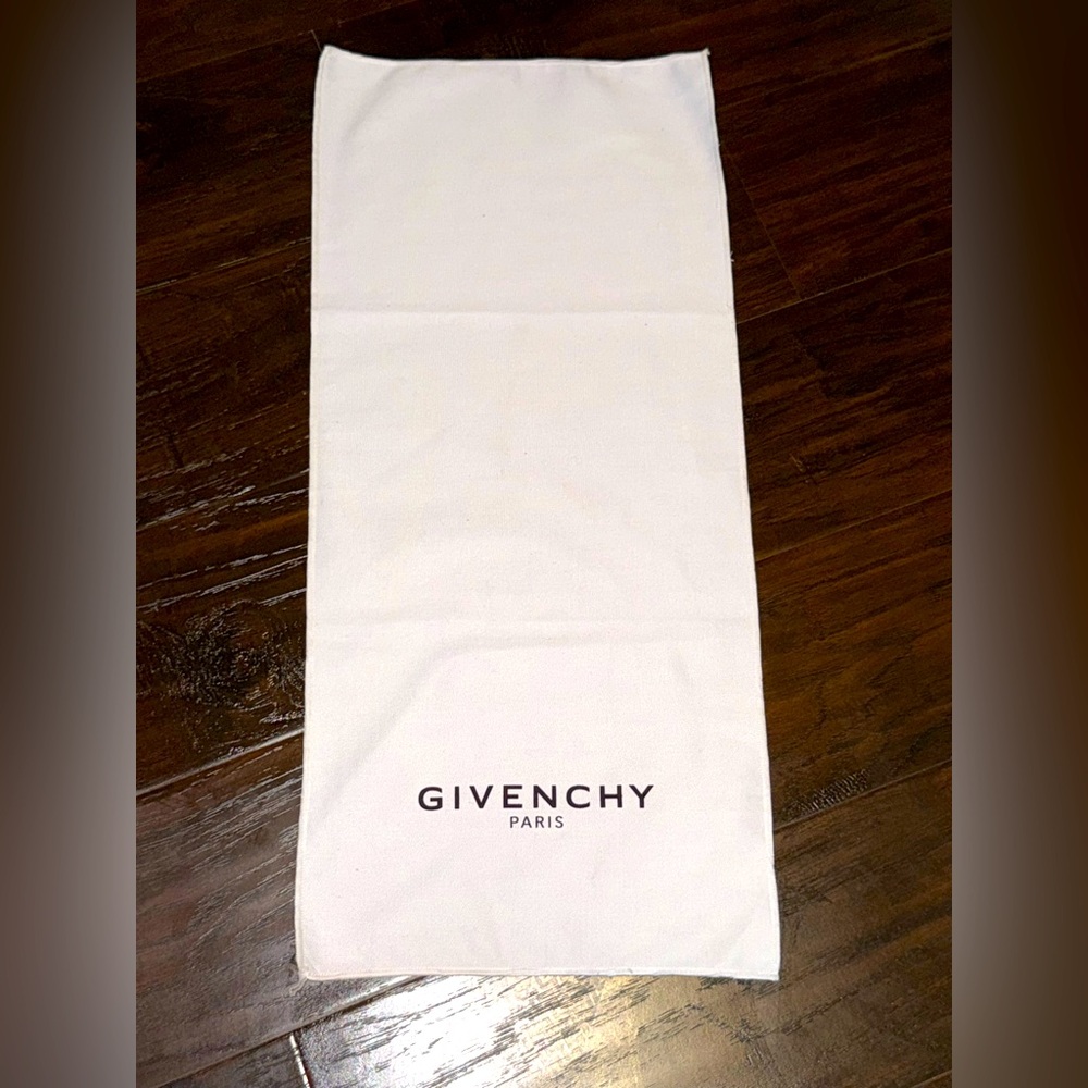 💟 Authentic Givenchy Short Table Runner - Picture 2 of 3